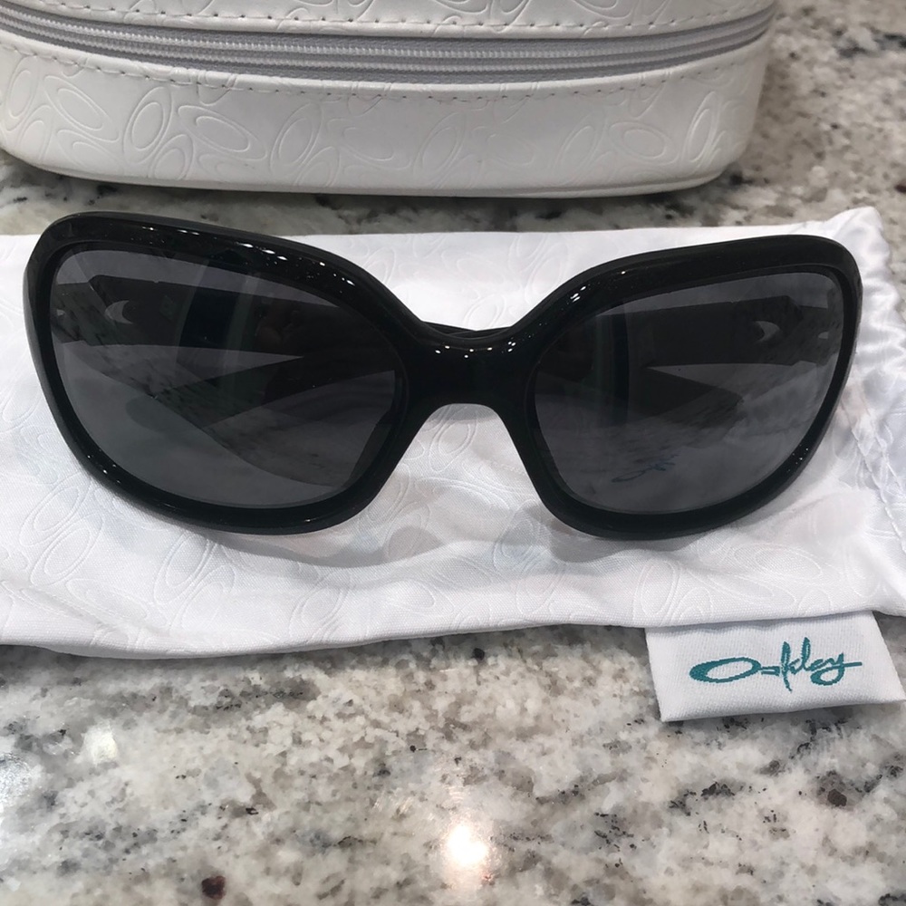 Oakley Pulse Sunglasses in Black with bag and case